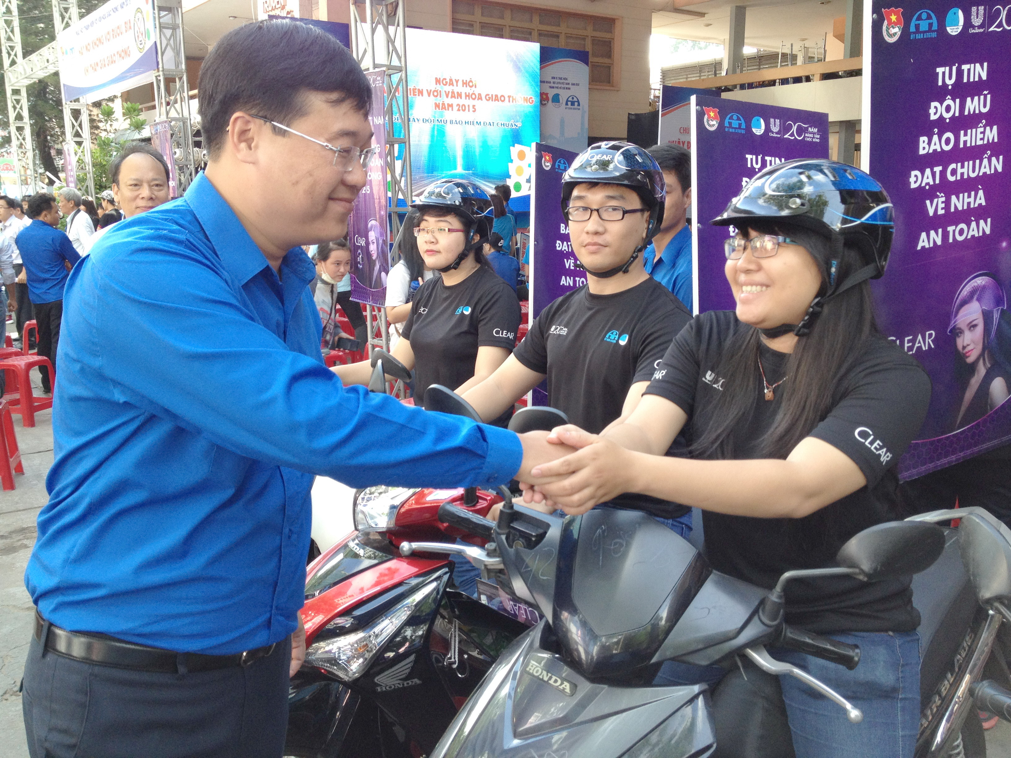 Anh Lê Quốc Phong động viên thanh niên tình nguyện tham gia Ngày hội Thanh niên với văn hóa giao thông