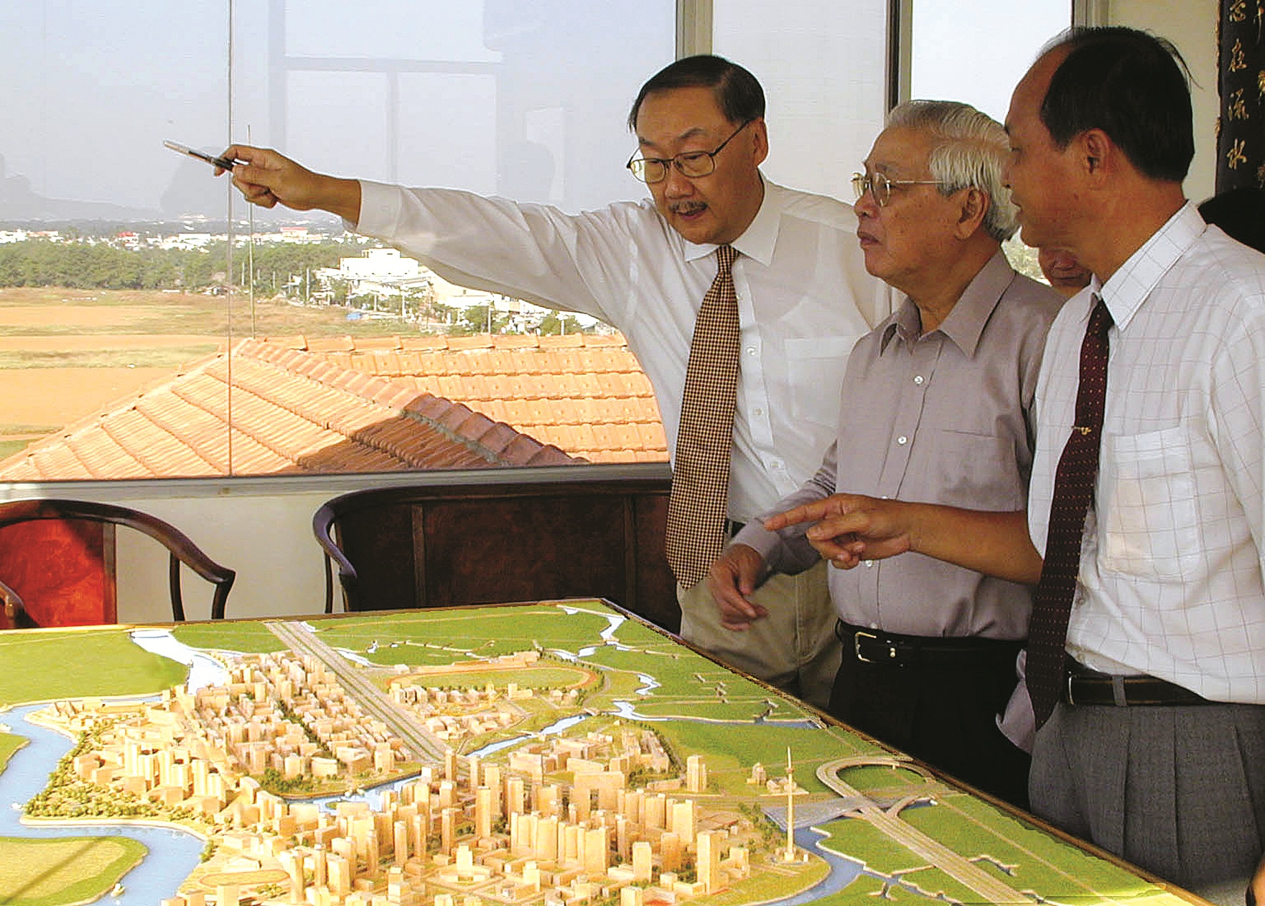 Ông Lawrence S.Ting (bên trái) trình bày với Thủ tướng Võ Văn Kiệt về dự án phát triển thành phố hướng ra biển Đông - Ảnh tư liệu PMH