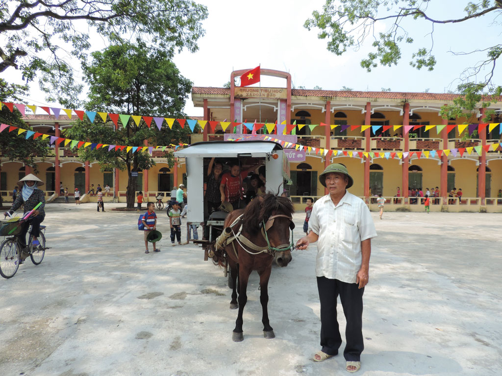 Xe ngựa đưa đón các em trường tiểu học của ông Khánh- ảnh Trần Hồ