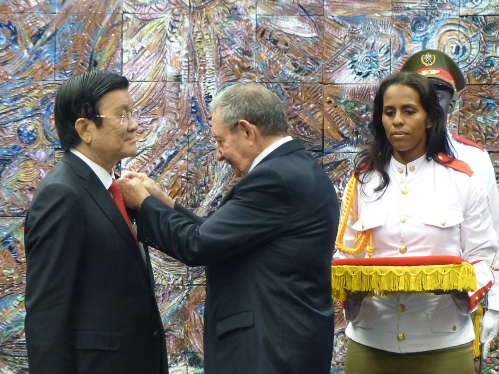 Chủ tịch Raul Castro gắn Huân chương José Martí cao quý cho Chủ tịch nước Trương Tấn Sang - Ảnh: Trường Sơn