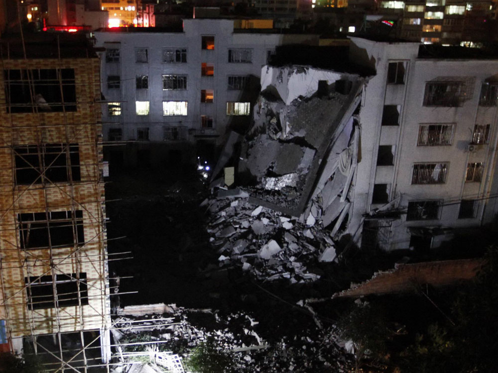 Một tòa nhà bị hủy hoại nặng nề sau các vụ nổ - Ảnh: AFP