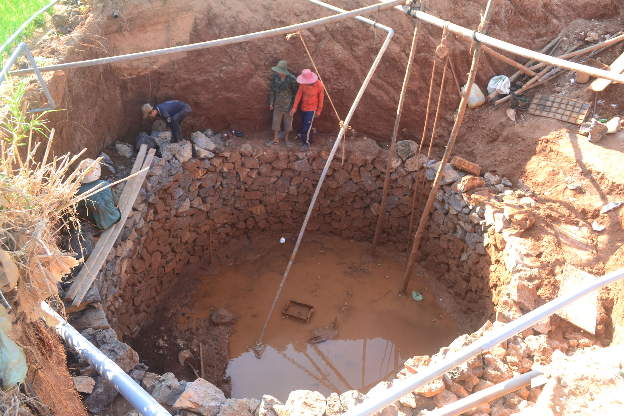 Việc đua nhau đào giếng “khủng” khiến nguồn nước ngầm ở Lý Sơn ngày cạn kiệt và nhiễm mặn - Ảnh: Hiển Cừ
