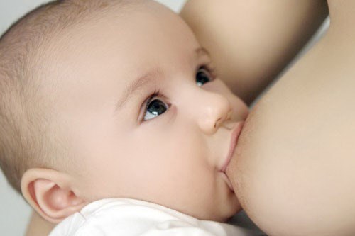 Nuôi con bằng sữa mẹ - Ảnh: Shutterstock