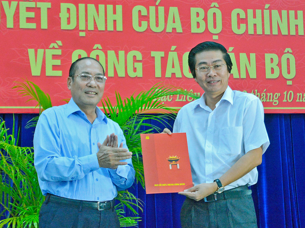  Ông Việt trao Quyết định của Bộ Chính trị điều động, phân công ông Dũng giữ chức Phó trưởng Ban nội chính T.Ư