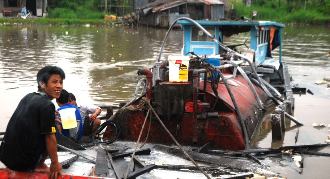 Số dầu trong phi trên ghe bị chìm khoảng 20.000 lít và đã được bơm ra ngoài 