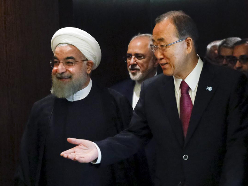 TTK Liên Hiệp Quốc Ban Ki-moon (phải) tiếp Tổng thống Iran, Hassan Rouhani (trái) tại Liên Hiệp Quốc ngày 26.9.2015 - Ảnh: Reuters