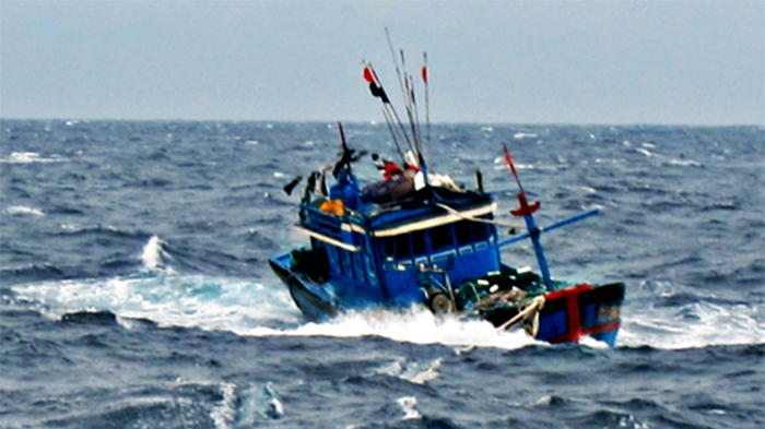 Tàu cá chết máy, 15 thuyền viên gặp nguy trên biển - Ảnh minh họa: Nguyễn Tú