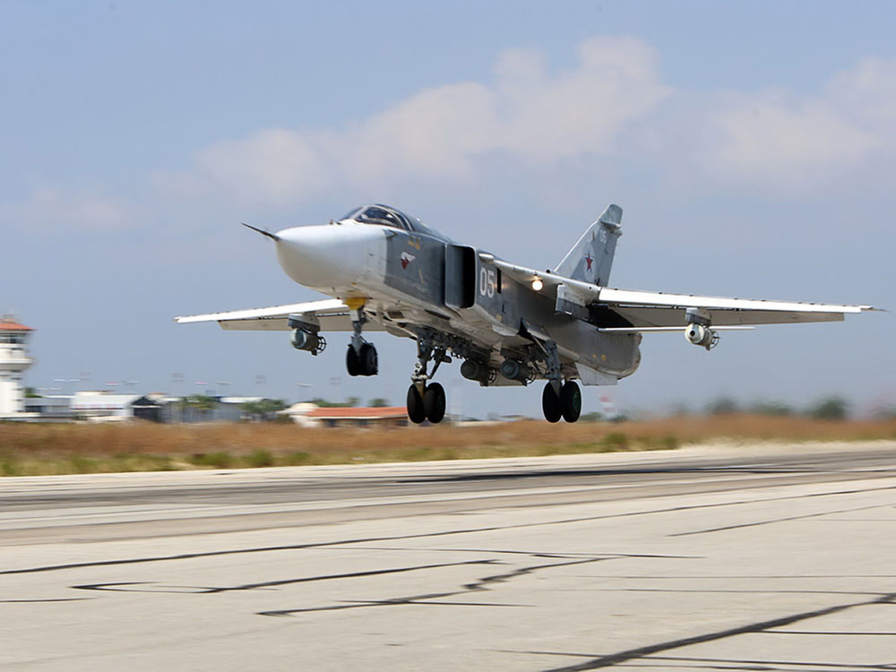Một chiếc Su-24 của Nga cất cánh tại căn cứ Hmeimim ở tỉnh Latakia của Syria - Ảnh: AFP