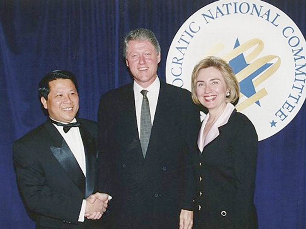 Ng Lap Seng trong một lần gặp vợ chồng tổng thống Mỹ Bill Clinton - Ảnh: SCMP