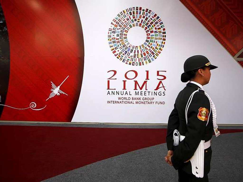 Nhân viên bảo vệ trước địa điểm diễn ra hội nghị thường niên của WB và IMF năm 2015 ở Lima (Peru) - Ảnh: Reuters
