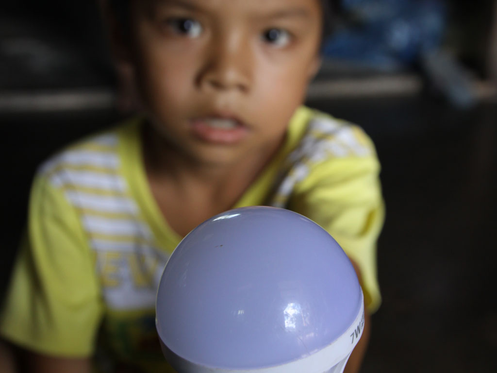 Chiếc bóng đèn này được lừa bán cho dân nghèo với giá 790.000 đồng
- Ảnh: Nguyễn Phúc