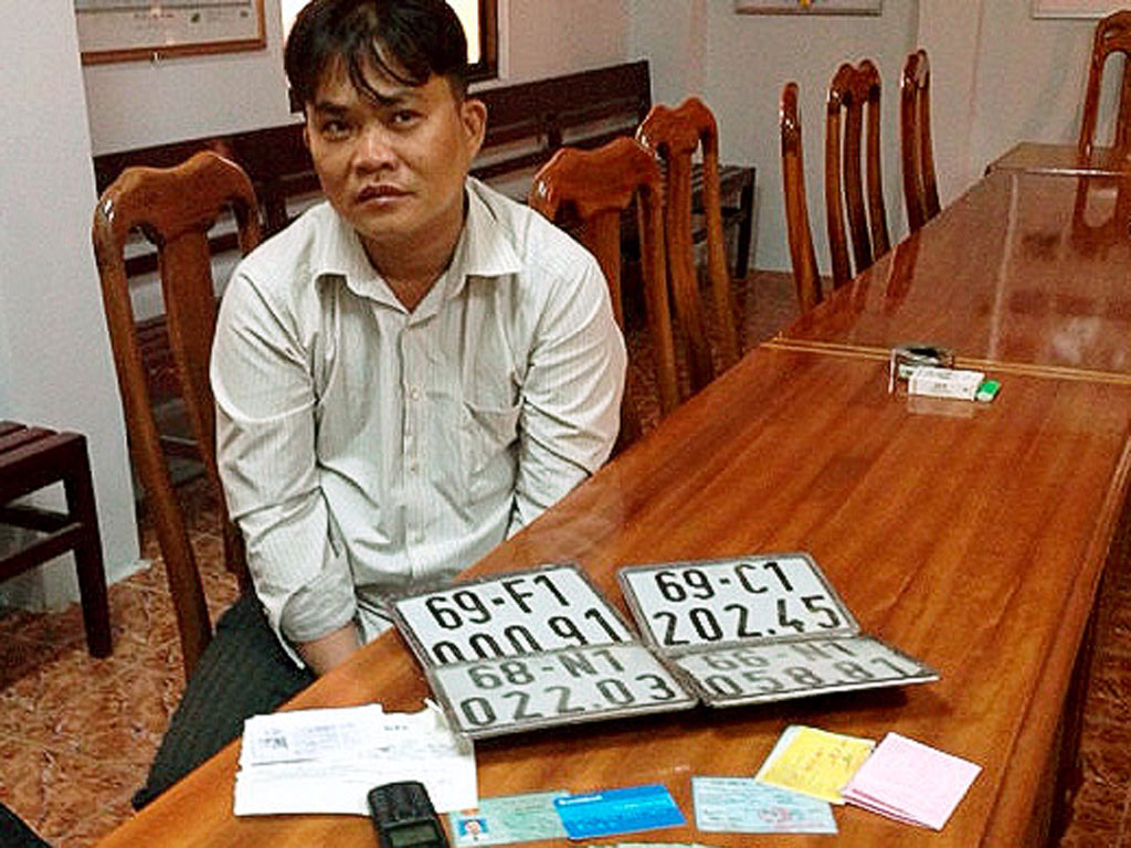 Kỳ cầm đầu băng trộm trên 3.500 xe máy cùng tang vật tại công an - Ảnh: Trần Thanh Phong