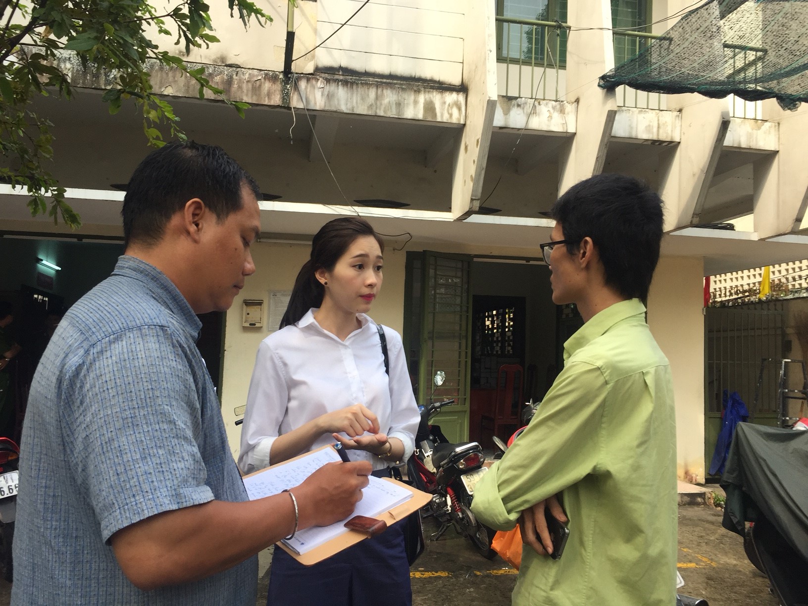 Hoa hậu Đặng Thu Thảo đang trao đổi với phóng viên - Ảnh: Nguyên Bảo
