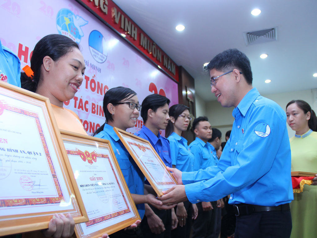 Chủ tịch Hội LHTN TP.HCM Phạm Hồng Sơn trao bằng khen tuyên dương các tấm gương điển hình “Người con hiếu thảo”