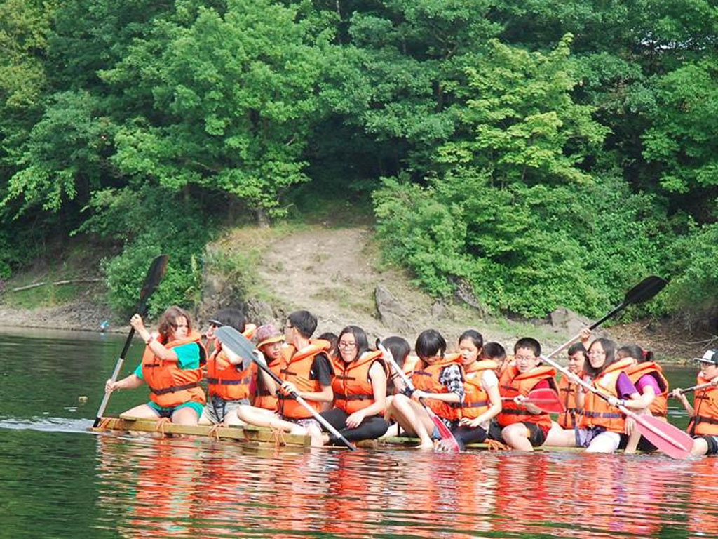 Thanh thiếu niên VN tham gia hoạt động trại hè quốc tế do VYST tổ chức - Ảnh: Quang Lộc