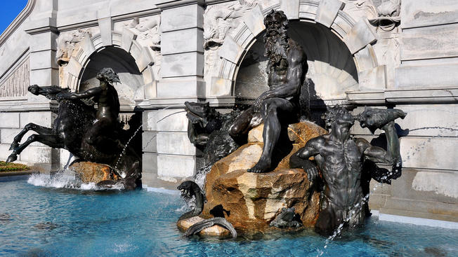 Đài phun nước Neptune bên ngoài Thư viện Quốc hội Mỹ - Ảnh: Shutterstock