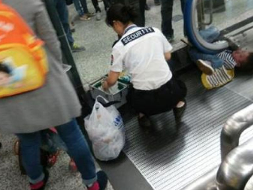 Đứa bé bị mắc kẹt trong thang máy ở Trùng Khánh - Ảnh trang tin NetEase