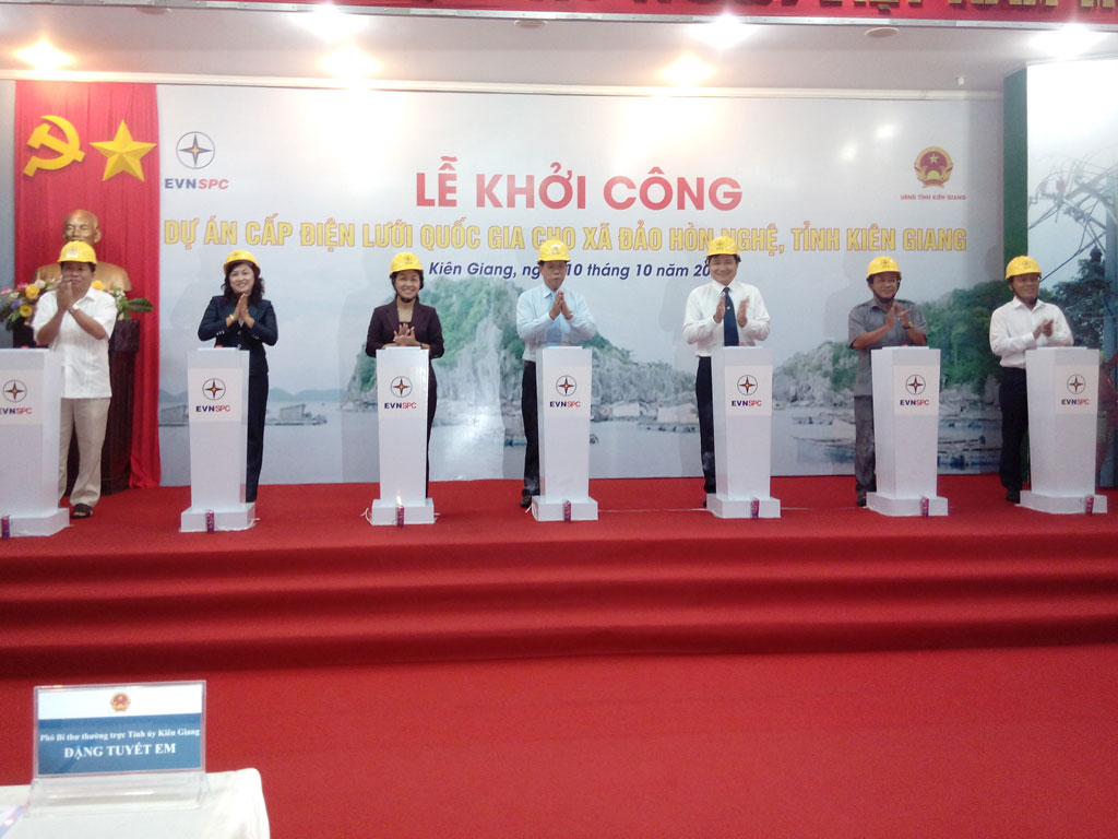 Lãnh đạo EVN, tỉnh Kiên Giang và EVN SPC phát lệnh khởi công dự án cấp điện lưới quốc gia cho Hòn Nghệ - Ảnh: Đình Hoàng