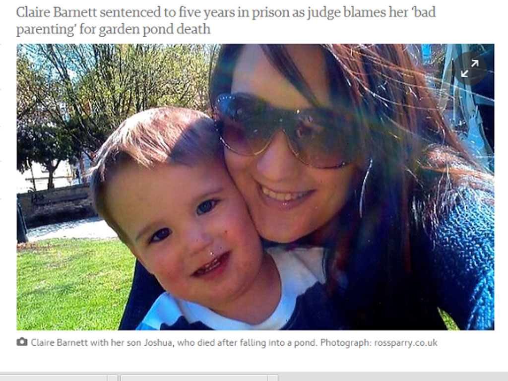 Claire Barnett và con trai lúc cháu bé còn sống - Ảnh chụp màn hình báo Guardian