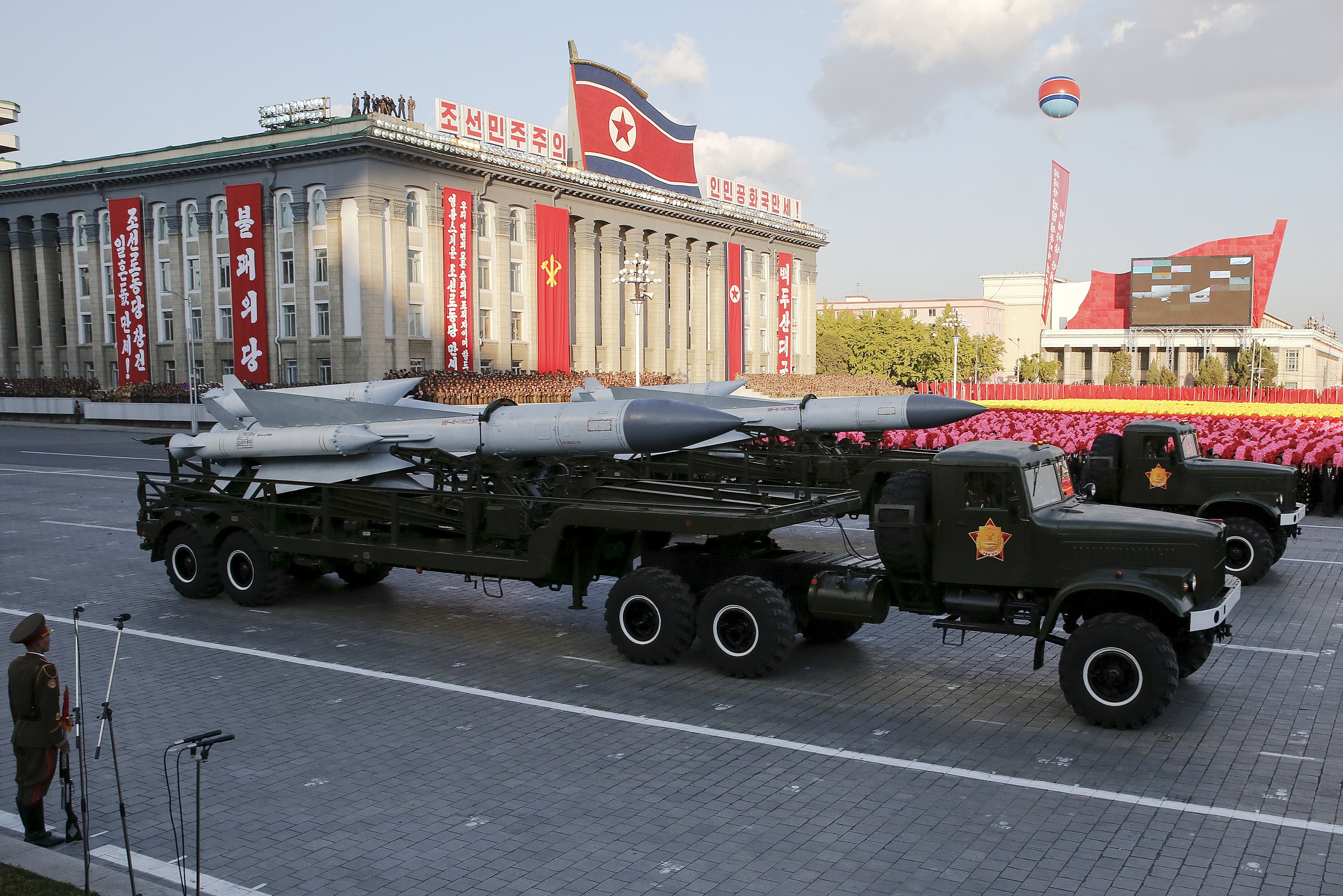 Tên lửa Triều Tiên trong cuộc duyệt binh ở Bình Nhưỡng
- Ảnh: Reuters