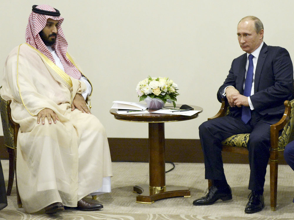 Hoàng tử Ả Rập Xê Út Mohammed bin Salman (trái) trong cuộc gặp Tổng thống Nga Vladimir Putin - Ảnh: Reuters