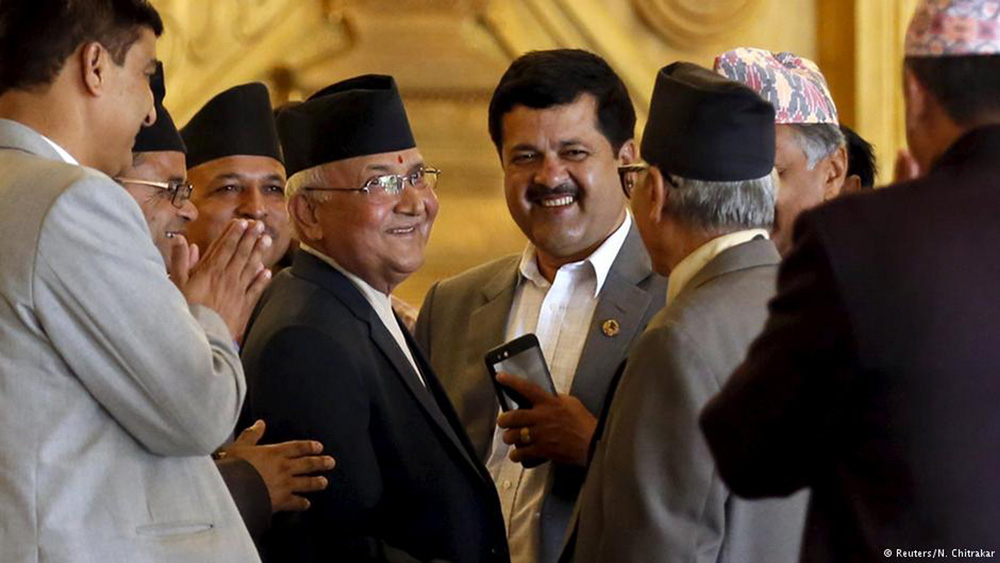 Liệu tân thủ tướng Nepal, ông KP Sharma Oli (giữa), một lãnh đạo của đảng Cộng sản, có thể giải quyết được mối căng thẳng với Ấn Độ? - Ảnh: Reuters