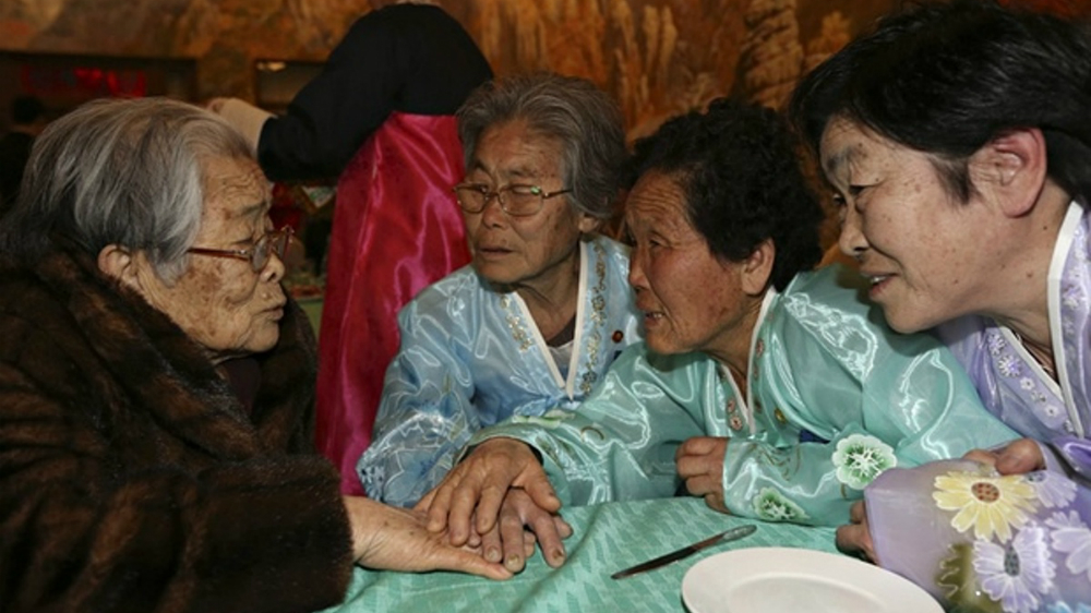 Một cuộc gặp gỡ thân nhân hai miền Triều Tiên - Ảnh: Reuters