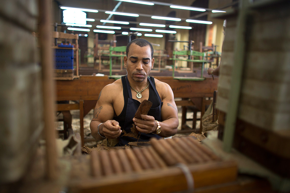 Một xí nghiệp sản xuất xì gà ở Cuba - Ảnh: Reuters