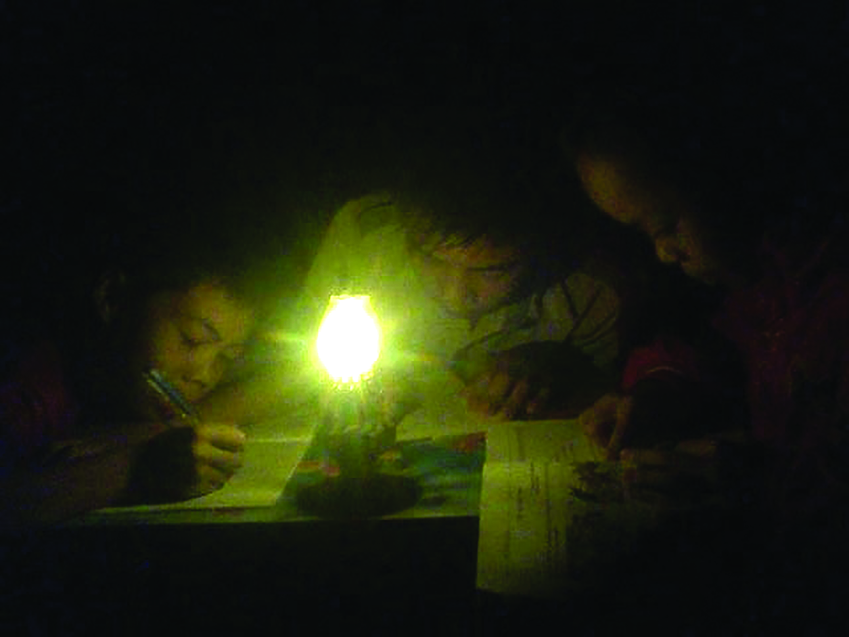 Hơn 20 năm nay những đứa trẻ trong Tiểu khu 7 phải học chung nhau dưới ánh sáng của chiếc đèn dầu- Ảnh: T.H 