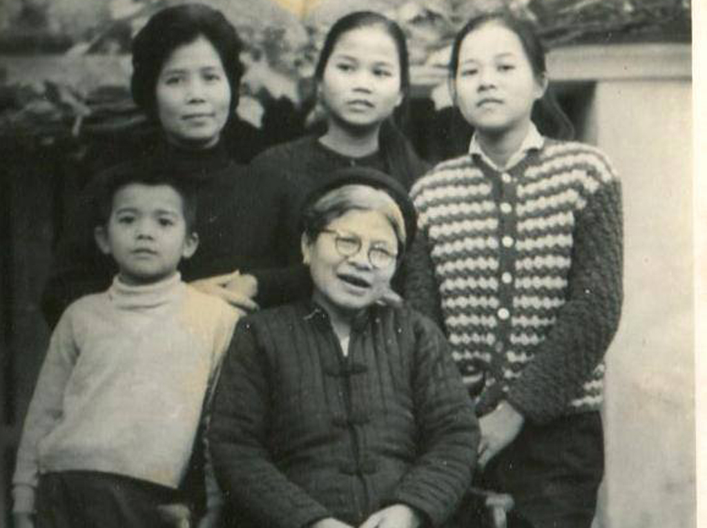 Bà Vương Thị Lai (ngồi) và con cháu  
- Ảnh: tư liệu gia đình 
do GS Mai Thế Trạch cung cấp