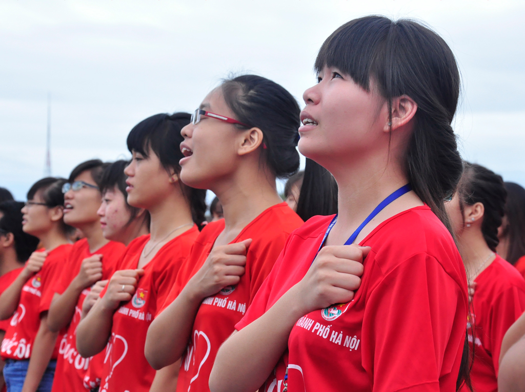 Thanh niên thủ đô hát Quốc ca trong chương trình Tôi yêu Tổ quốc tôi - Ảnh: Đông Hà