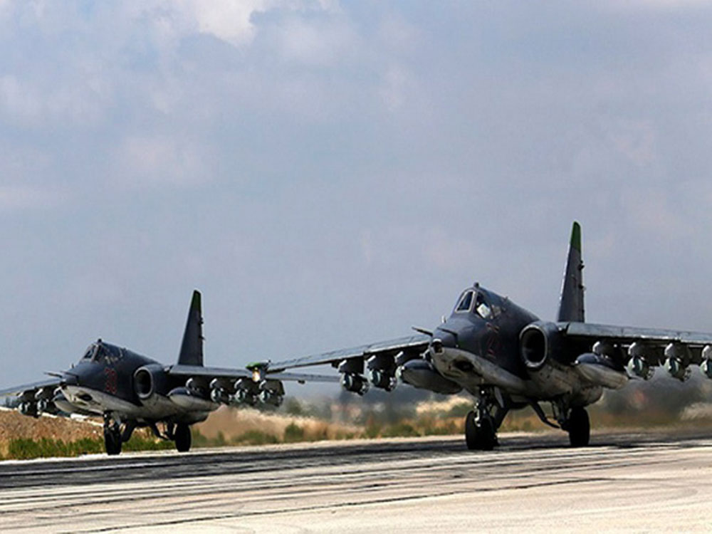 Cận cảnh hai chiếc Su-25 xuất kích từ căn cứ không quân Hemeimeem ở Syria - Ảnh: Bộ Quốc phòng Nga