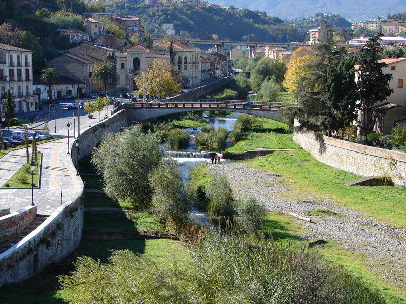 Một đoạn sông Busento, gần nơi hợp lưu với sông Crati ở thành phố Cosenza của Ý - Ảnh: Gianlucacs