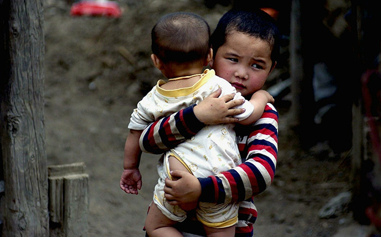 Cải cách hộ khẩu có thể giúp thay đổi cuộc sống của những đứa trẻ thuộc thế hệ bị bỏ rơi ở Trung Quốc - Ảnh: The Guardian