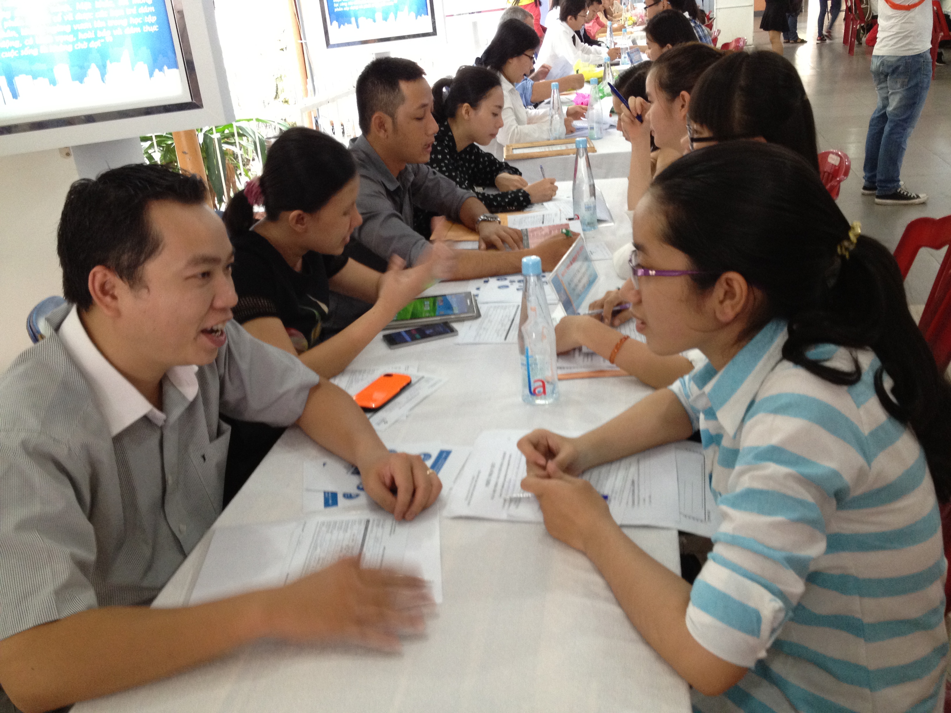 Sinh viên được nhà các doanh nghiệp phỏng vấn trực tiếp tại ngày hội - Ảnh: Lê Thanh