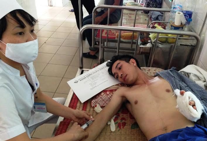 Nạn nhân Khánh bị chém đang điều trị tại Bệnh viện Việt Tiệp (Hải Phòng) - Ảnh: Linh Linh 