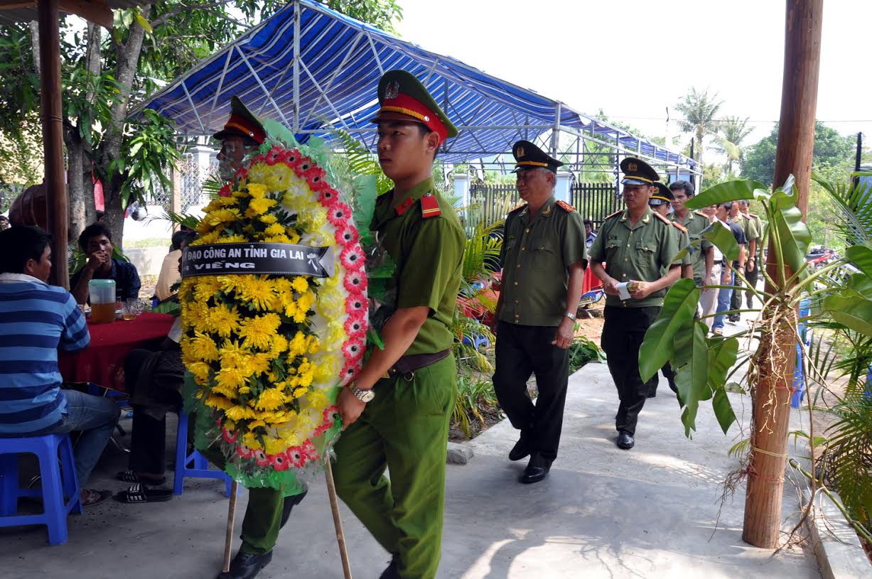 Đồng đội đến viếng trung úy Nay Plong - Ảnh: Trần Hiếu
