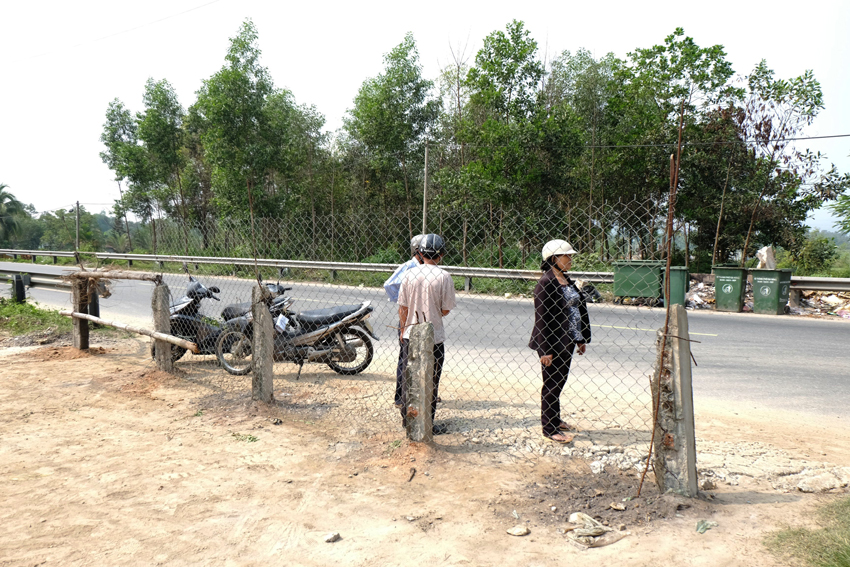 Cọc bê tông và lưới thép người dân dựng trên QL14B chặn xe vào đường công vụ - Ảnh: Nguyễn Tú