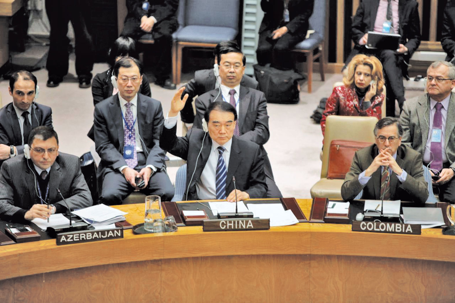 Đại diện của Trung Quốc (giữa) sử dụng quyền phủ quyết trong một phiên họp bàn về tình hình Syria ở HĐBA LHQ  - Ảnh: Reuters