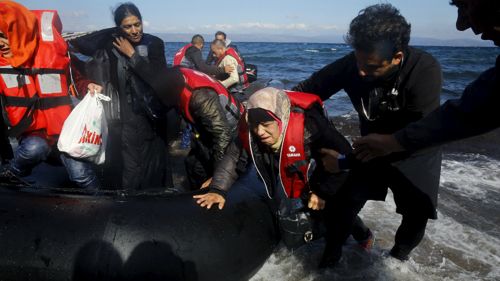 Một người tị nạn Syria được cứu vào bờ biển đảo Lesbos của Hy Lạp - Ảnh: Reuters