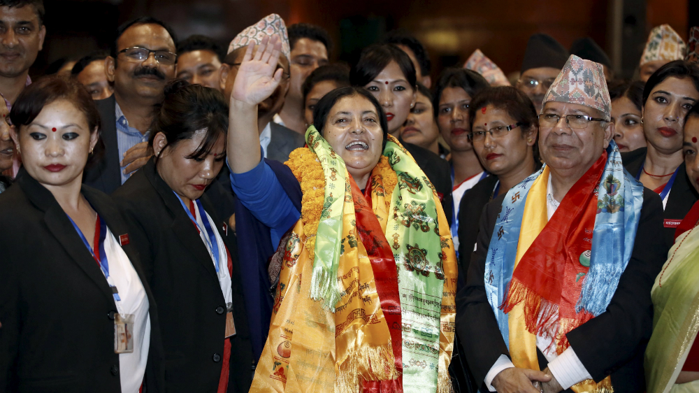Bà Bidhya Devi Bhandari vẫy chào báo giới sau khi đắc cử tổng thống - Ảnh: Reuters