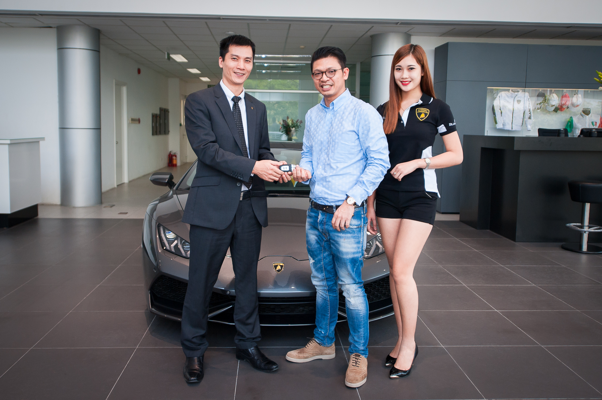 Ông Lê Quốc Hưng (đứng giữa) trở thành người đầu tiên sở hữu siêu xe Lamborghini chính hãng tại Việt Nam!