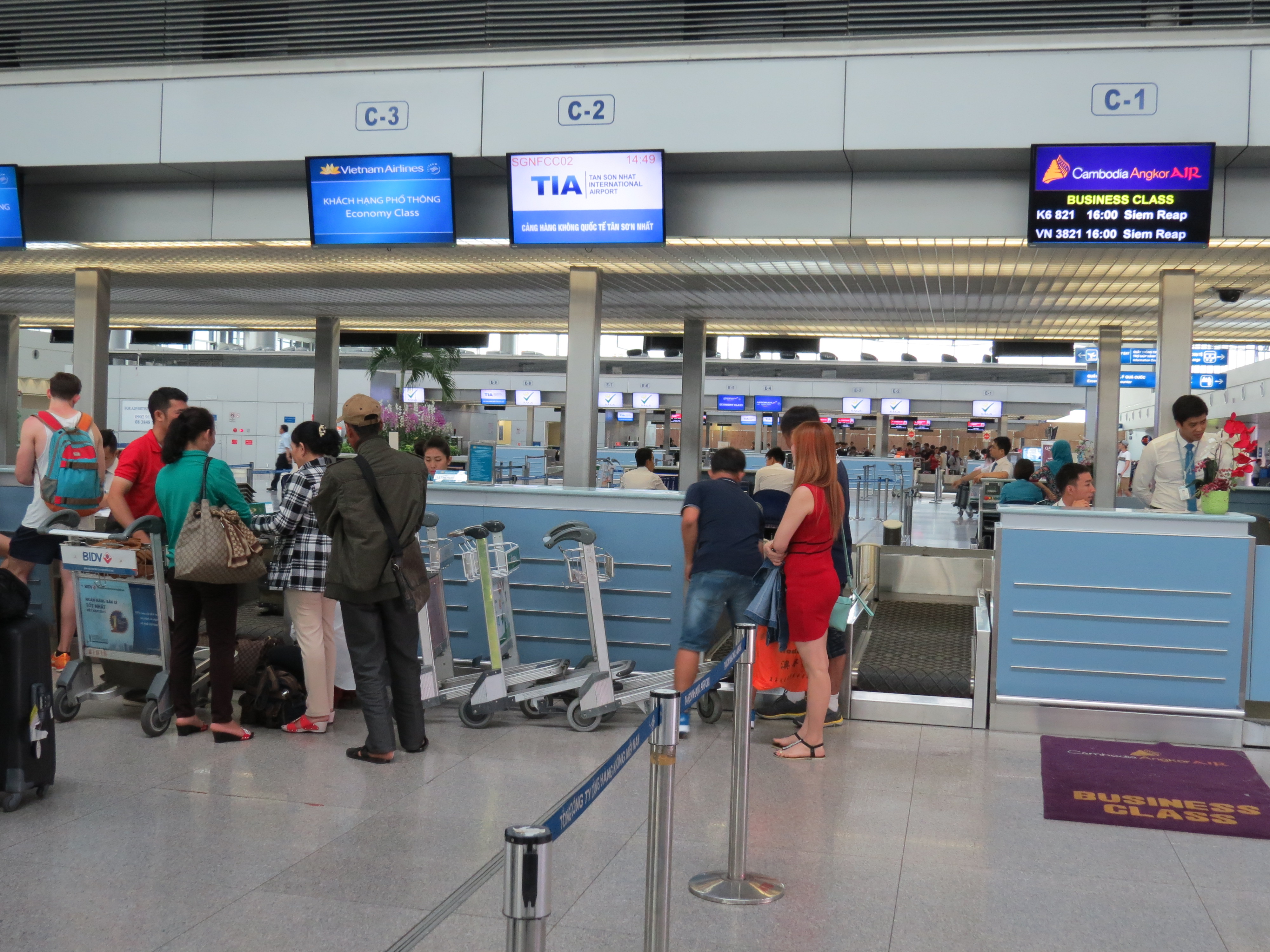 Hành khách làm thủ tục tại sân bay Tân Sơn Nhất - Ảnh: C.T.V