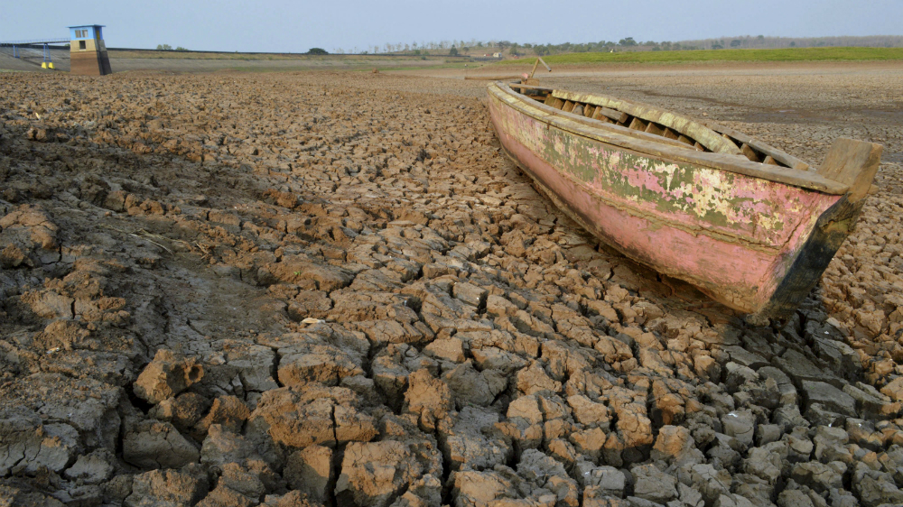 Đất đai nứt nẻ do hạn hán tại Indonesia - Ảnh: Reuters