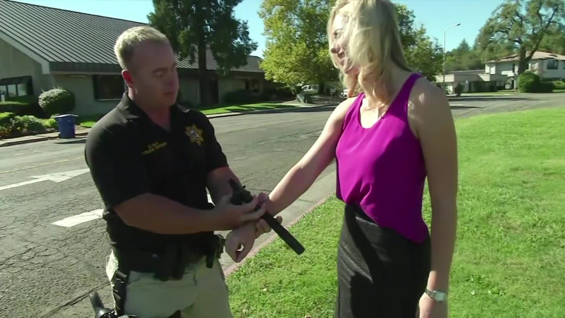 Một cảnh sát tập dùng côn khóa tay nghi phạm - Ảnh: Cắt từ clip