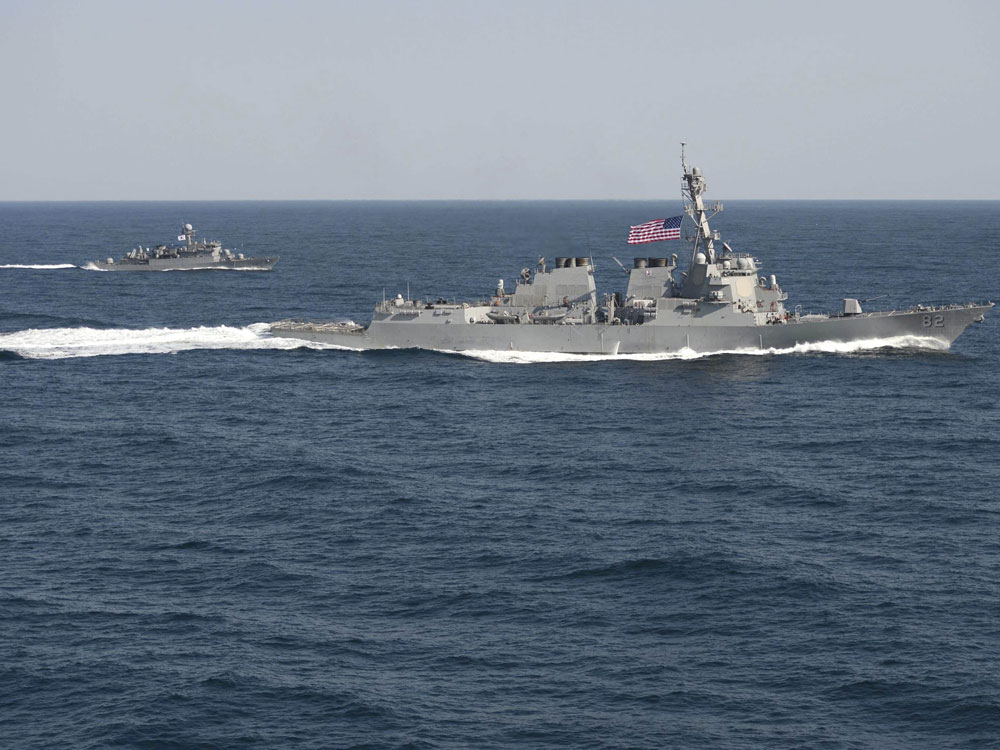 Khu trục hạm Mỹ USS Lassen trong một cuộc tập trận với hải quân Hàn Quốc - Ảnh: Reuters