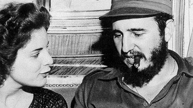 Marita Lorenz đang làm phiên dịch cho lãnh tụ Fidel Castro - Ảnh: The Tico Times