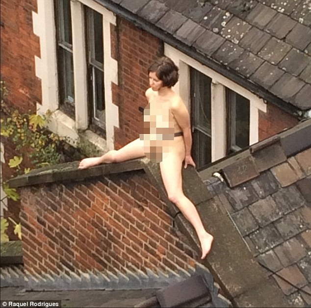 Poppy Jackson trên mái nhà - Ảnh: Daily Mail