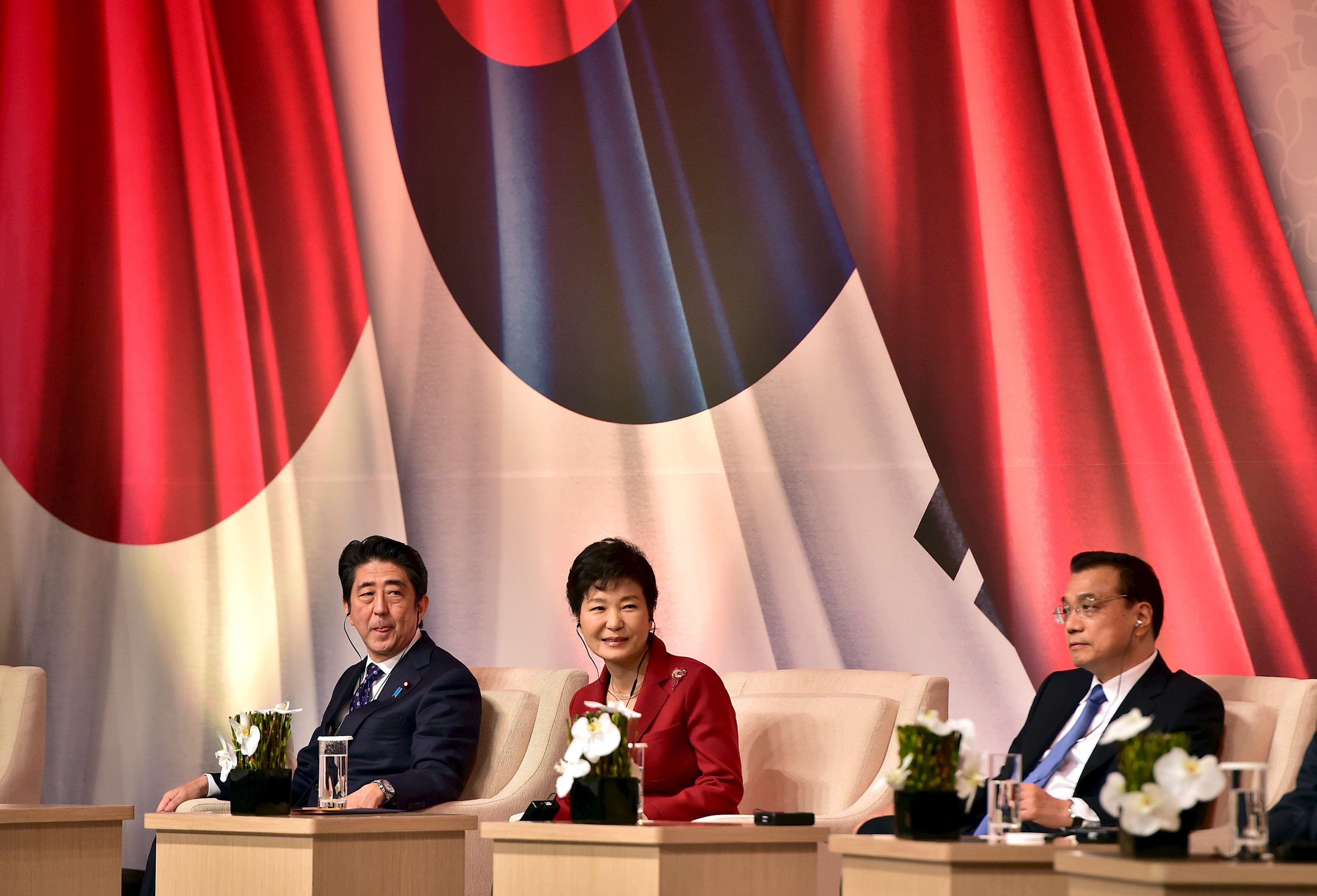 Thủ tướng Abe, Tổng thống Park và Thủ tướng Lý dự hội nghị cấp cao tại Seoul ngày 1.11 - Ảnh: Reuters