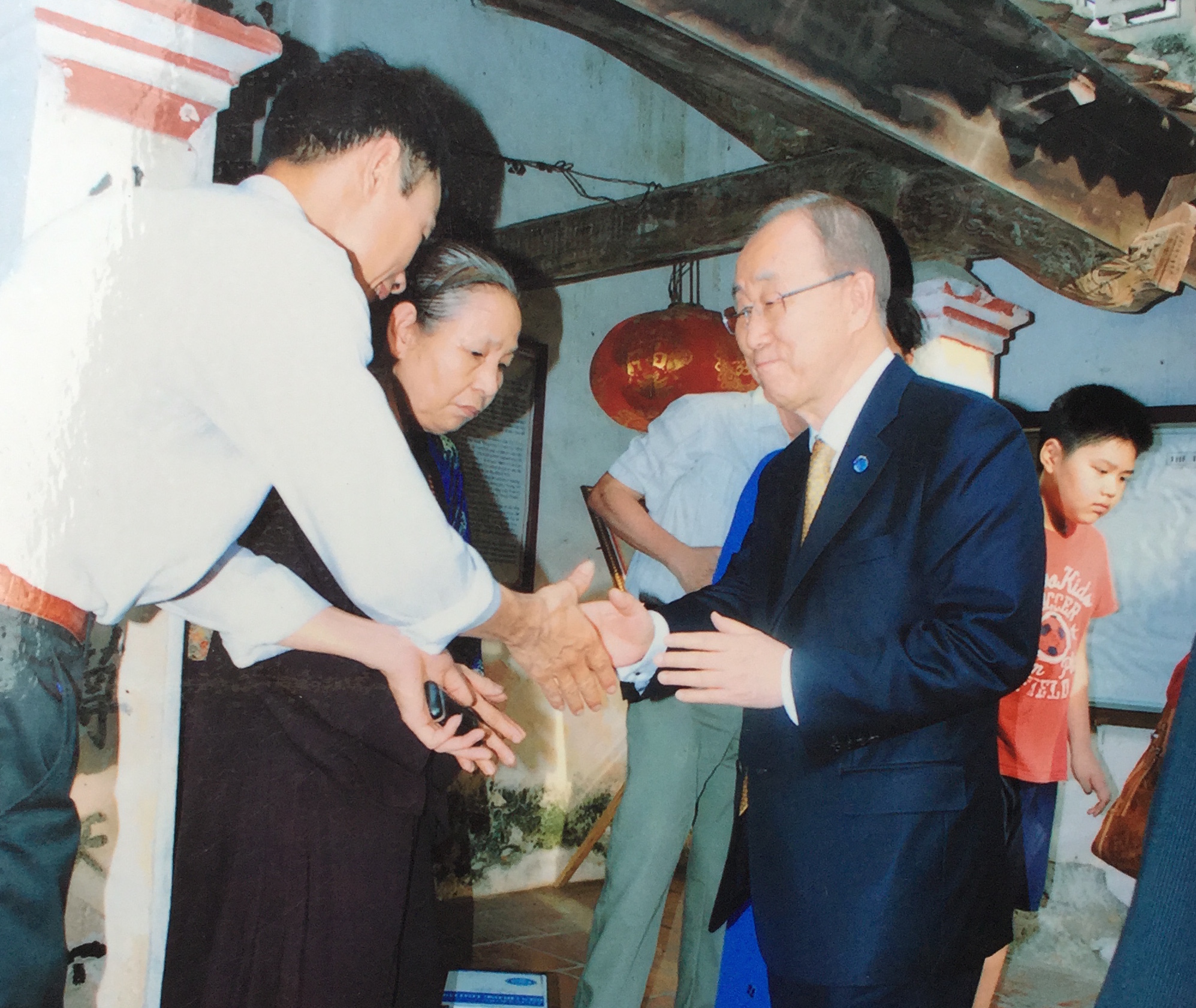 Tổng thư ký Liên Hiệp Quốc Ban Ki-moon thăm nhà thờ họ Phan Huy ở Quốc Oai, Hà Nội tháng 5.2015 - Ảnh: Lê Quân chụp lại từ tư liệu gia đình